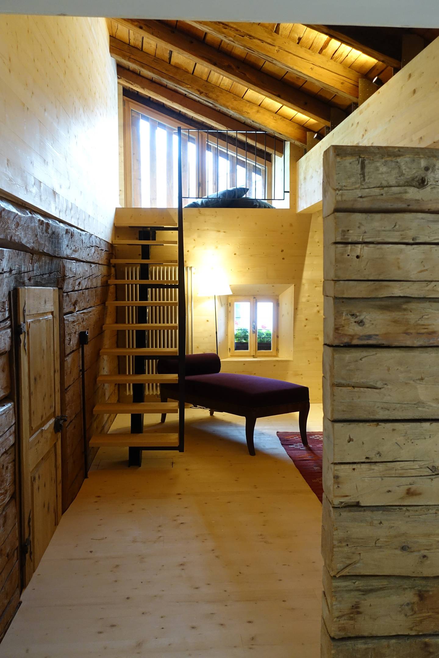 Sanierung Haus Wassermann, Sexten (2018–2021, 2023): Innenansicht – Zimmer mit Treppe auf Koje. Architekt Johannes Watschinger.