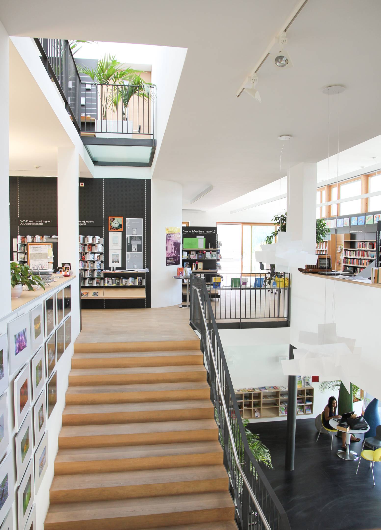 Neubau Bibliothek Toblach (2008–2010): Treppenaufgang. Architekt Johannes Watschinger.